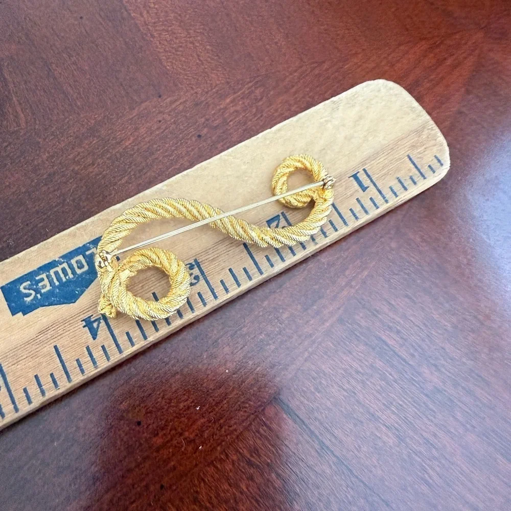 Vintage Gold Tone Brooch